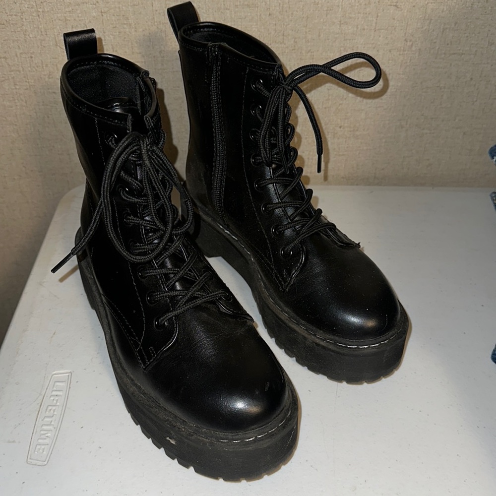 Women’s black boots Size 6.5